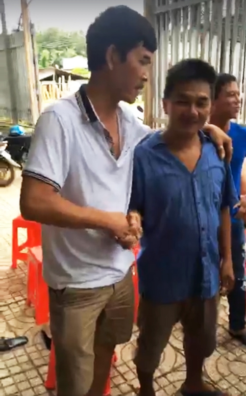 Chủ nhân cũ( bên phải): anh Nguyễn Tấn Sơn. Chủ nhân mới (bên trái): anh Nguyễn Anh Phương
